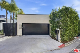 6390 Quebec Dr in Los Angeles, CA - Building Photo - Building Photo