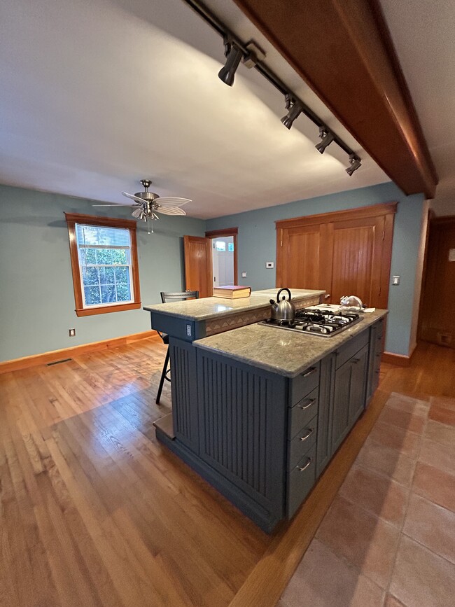 50 Broadcommon Rd in Bristol, RI - Building Photo - Building Photo
