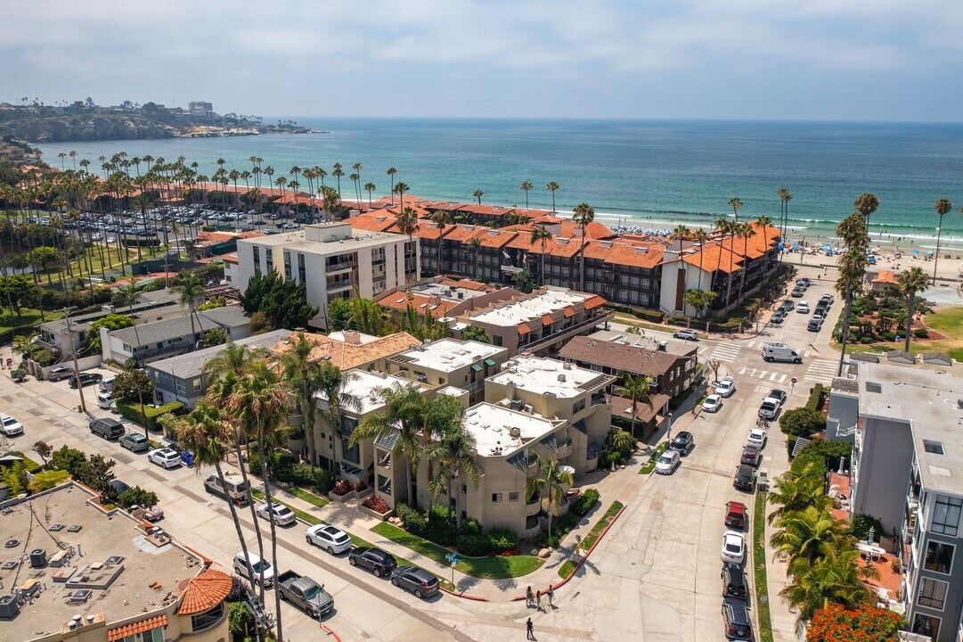 8132 Camino Del Sol in La Jolla, CA - Building Photo