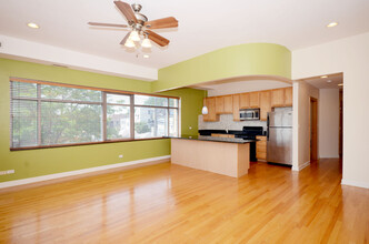 3205 W Wilson Ave, Unit 201 in Chicago, IL - Foto de edificio - Building Photo