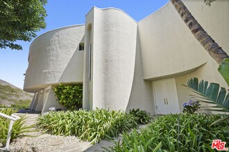 32215 Pacific Coast Hwy in Malibu, CA - Building Photo - Building Photo