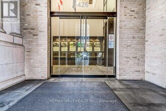 426 University Ave in Toronto, ON - Building Photo - Building Photo