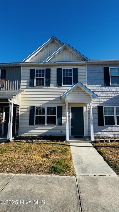 2002 Grandeur Ave in Jacksonville, NC - Building Photo