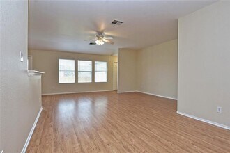 401 Bandara Woods Blvd in Elgin, TX - Building Photo - Building Photo