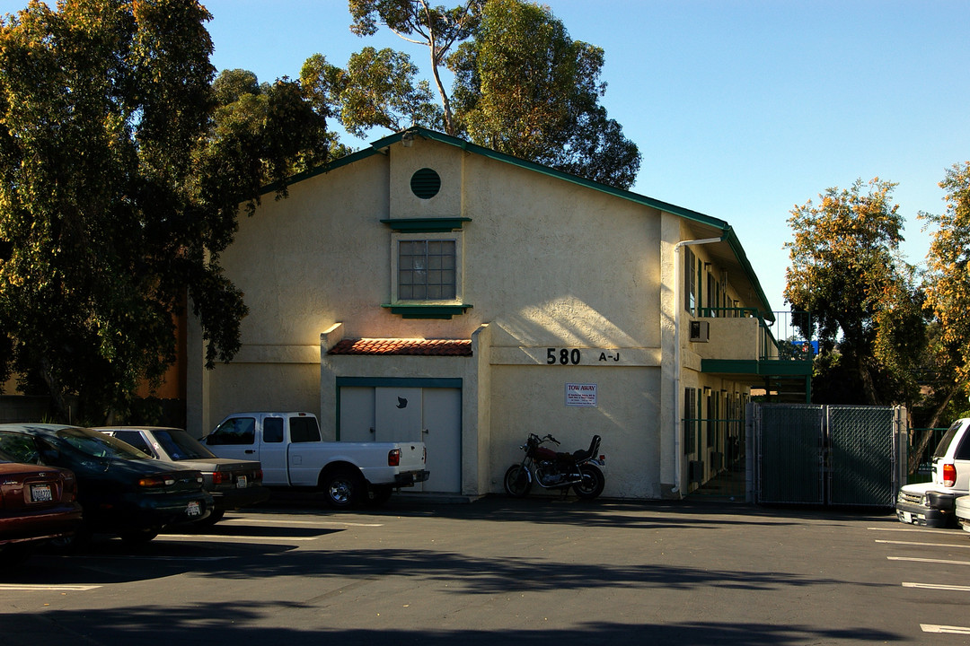 Graves Apartments in El Cajon, CA - Foto de edificio