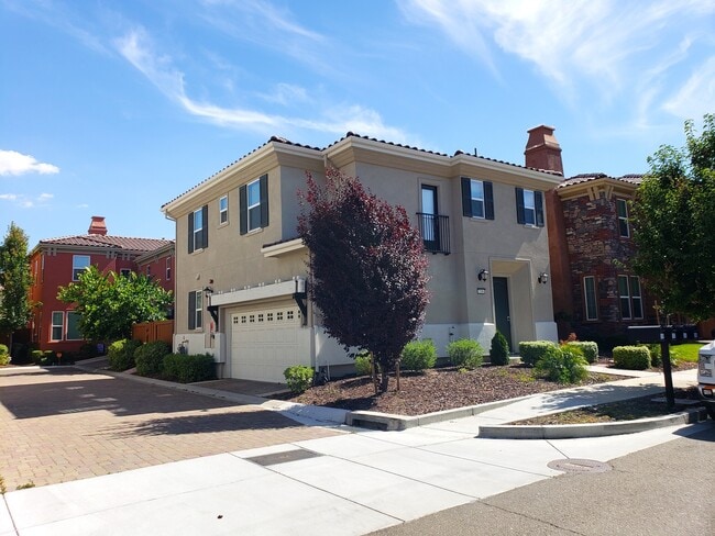 2106 Carrara St in Brentwood, CA - Building Photo - Building Photo