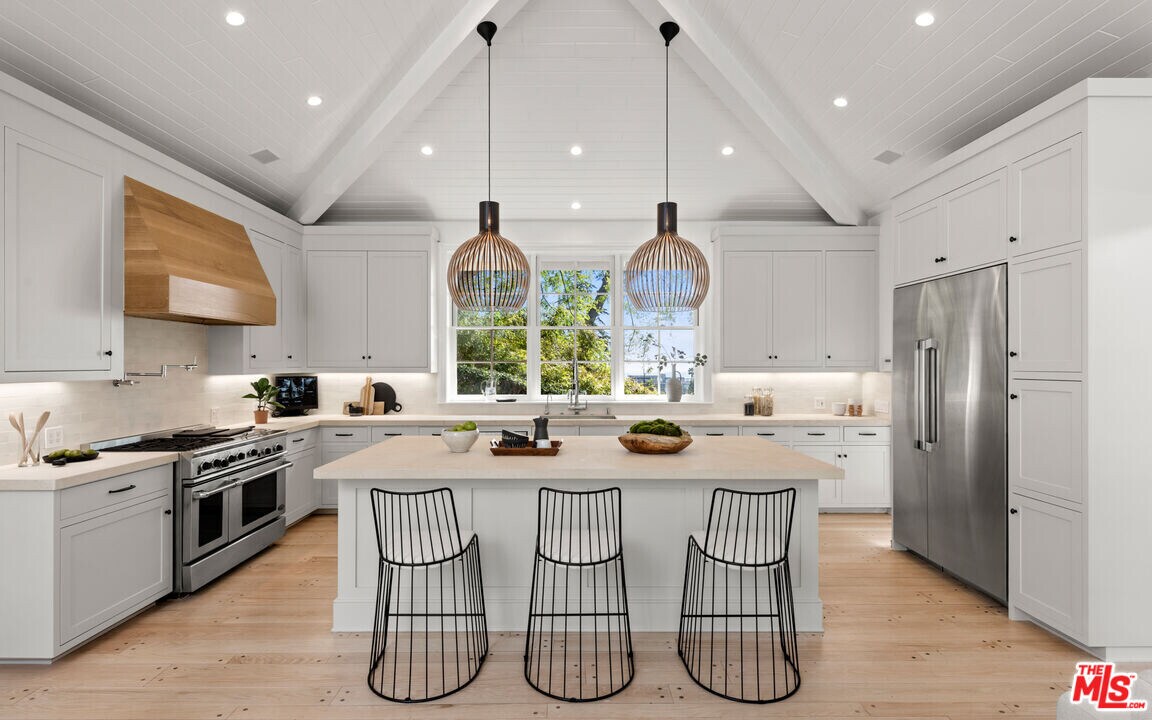 1330 N Wetherly Dr in Los Angeles, CA - Building Photo