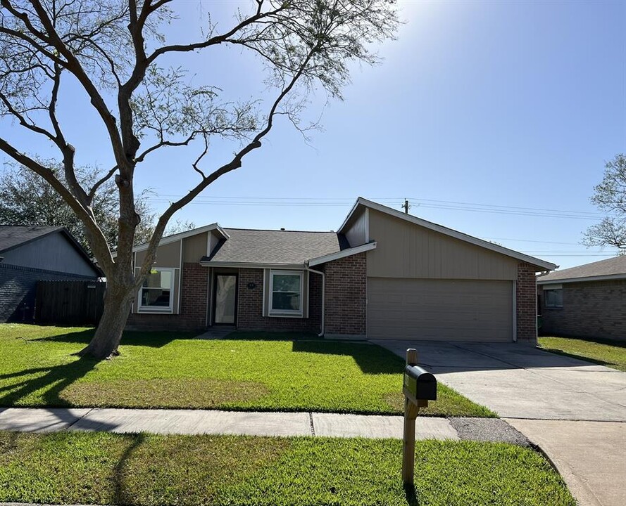 46 Ranch House Loop in Angleton, TX - Foto de edificio