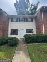 6354 Shannon Pkwy in Union City, GA - Building Photo