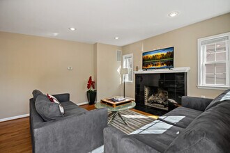 808 W Broad St in Falls Church, VA - Building Photo - Building Photo