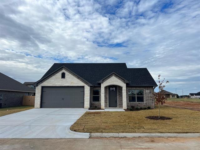 1323 Oleander Dr in Tolar, TX - Building Photo