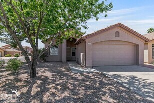 3243 E Wickieup Ln in Phoenix, AZ - Building Photo