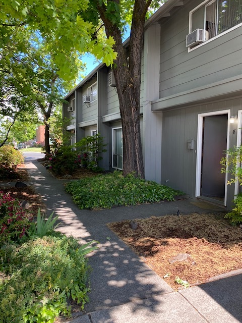 800 E Jackson St in Medford, OR - Building Photo