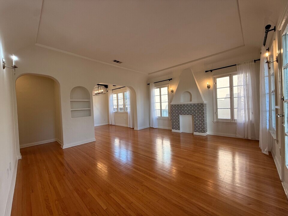 1437 S Holt Ave, Unit 1437 1/2 in Los Angeles, CA - Building Photo