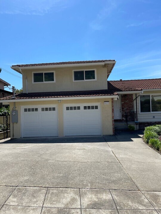 16233 San Remo Dr in San Leandro, CA - Building Photo