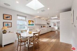 329 Westbourne Dr in West Hollywood, CA - Building Photo - Building Photo