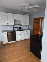 33 New St, Unit Half a duplex in Mapleville, RI - Foto de edificio - Building Photo