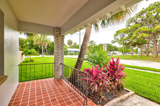 1002 Boston Ave in Fort Pierce, FL - Foto de edificio - Building Photo