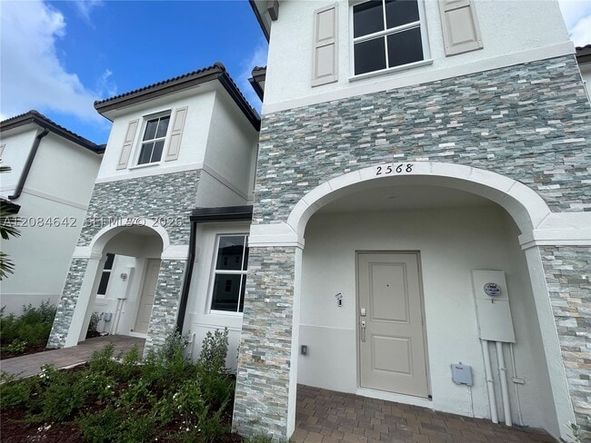 property at 2568 SE 25th Ct