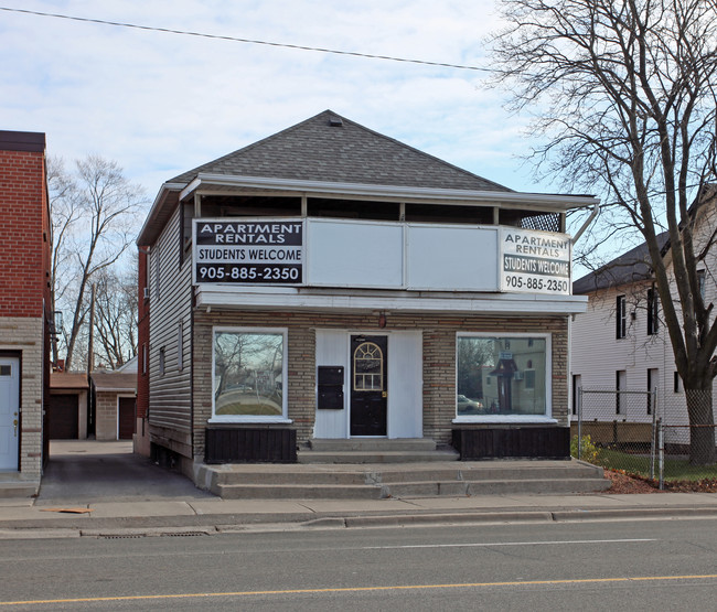 381 Simcoe St S in Oshawa, ON - Building Photo - Building Photo