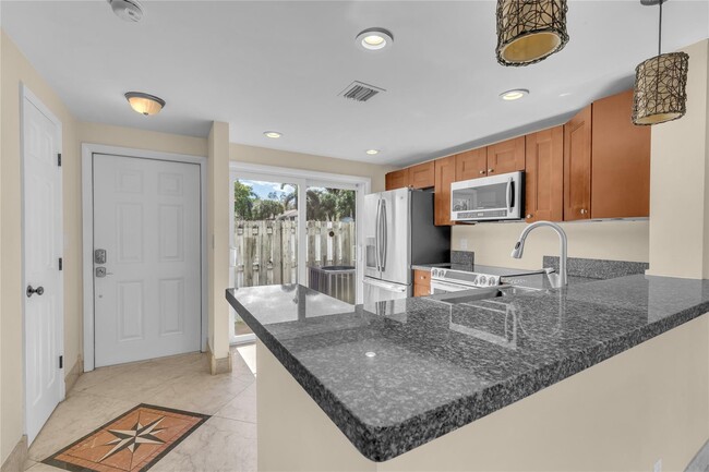 2541 NE 15th St in Pompano Beach, FL - Building Photo - Building Photo