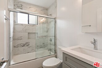 2401 S Sycamore Ave-Unit -5 in Los Angeles, CA - Building Photo - Building Photo