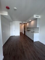 537 Cottonwood Ave in Coquitlam, BC - Building Photo