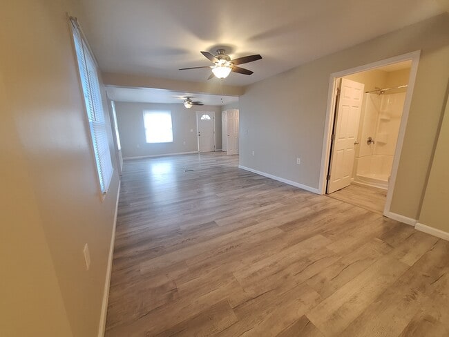 547 Ronceverte Ave, Unit 2 in Ronceverte, WV - Building Photo - Building Photo