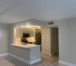 1007 Green Pine Blvd in West Palm Beach, FL - Foto de edificio - Building Photo