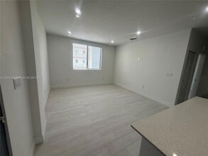 879 E 24th St, Unit 201 in Hialeah, FL - Building Photo - Building Photo