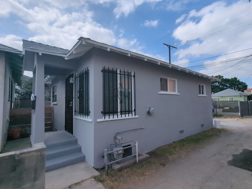 4215-4217 S Budlong Ave in Los Angeles, CA - Foto de edificio