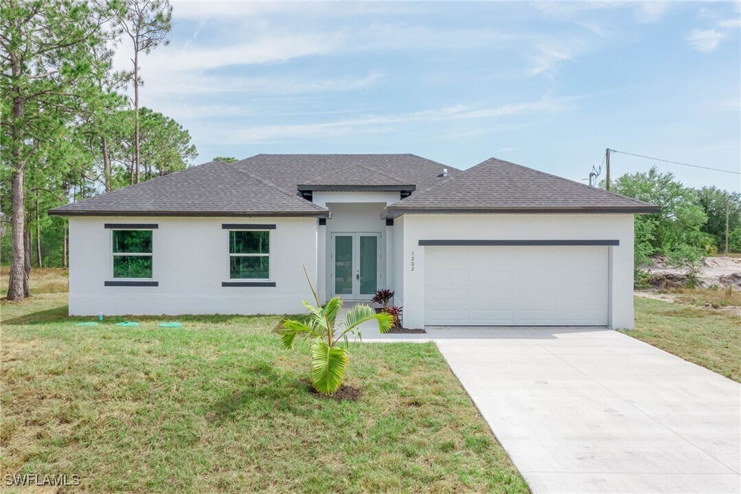 1202 East 9th Street in Lehigh Acres, FL - Building Photo
