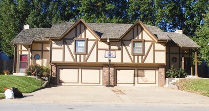 Woods Chapel Duplexes in Lee's Summit, MO - Building Photo - Building Photo