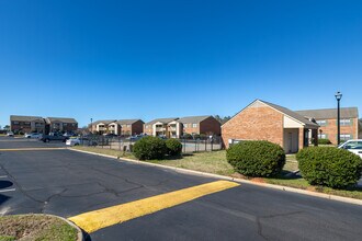 Old Town Square Apartments in Daleville, AL - Foto de edificio - Building Photo