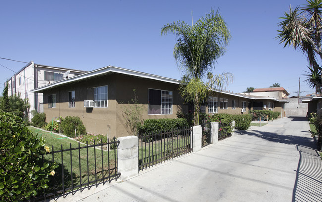 301-307 W Lambert Rd in La Habra, CA - Foto de edificio - Building Photo