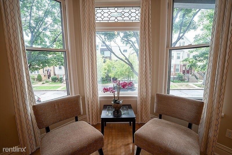 3249 N Hoyne Ave in Chicago, IL - Building Photo
