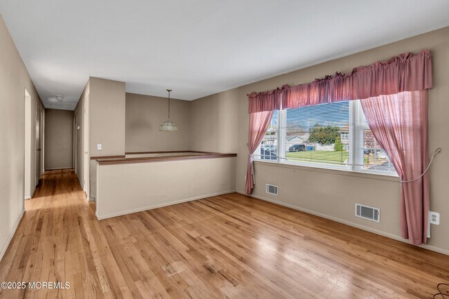 353 Cokes Dr in Toms River, NJ - Foto de edificio - Building Photo