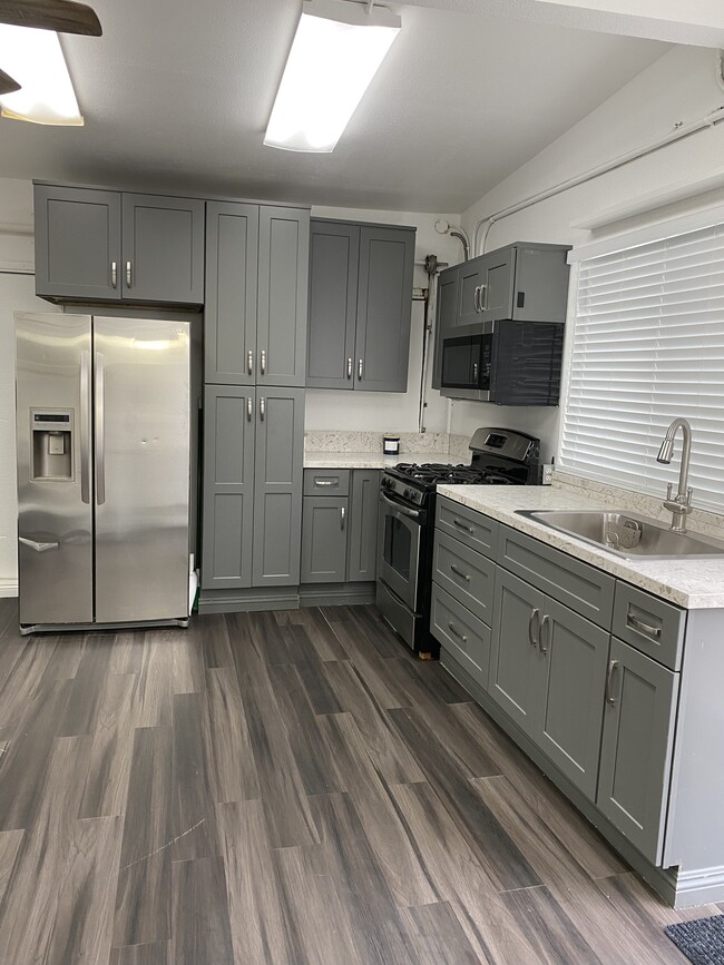 725 W Sunkist St, Unit B in Ontario, CA - Foto de edificio - Building Photo