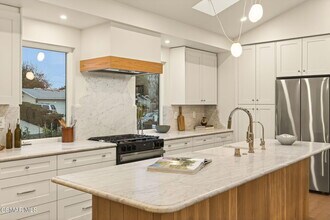 734 Calle Margarita in Thousand Oaks, CA - Building Photo - Building Photo