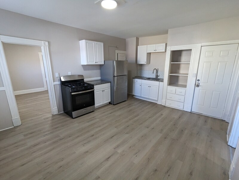 242 S High St in New Britain, CT - Building Photo