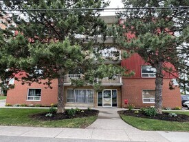 325 Melvin Ave in Hamilton, ON - Building Photo