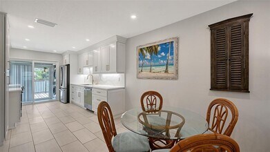 100 Bayshore Rd in Nokomis, FL - Building Photo - Building Photo