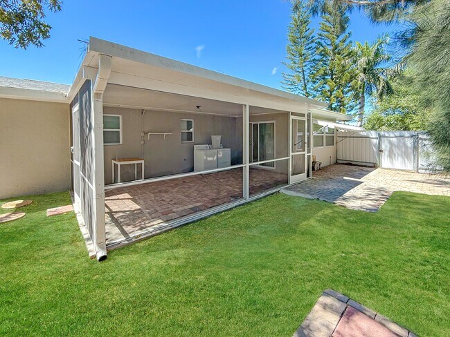 429 Morgan Cir S in Lehigh Acres, FL - Building Photo - Building Photo