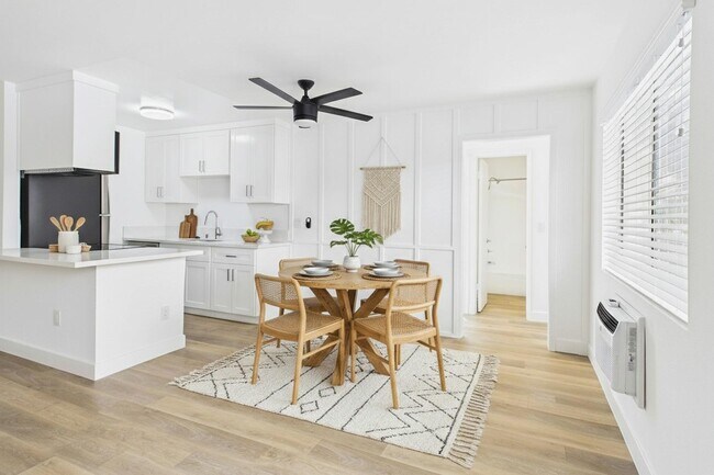 Villa La Paloma in Reseda, CA - Building Photo - Building Photo