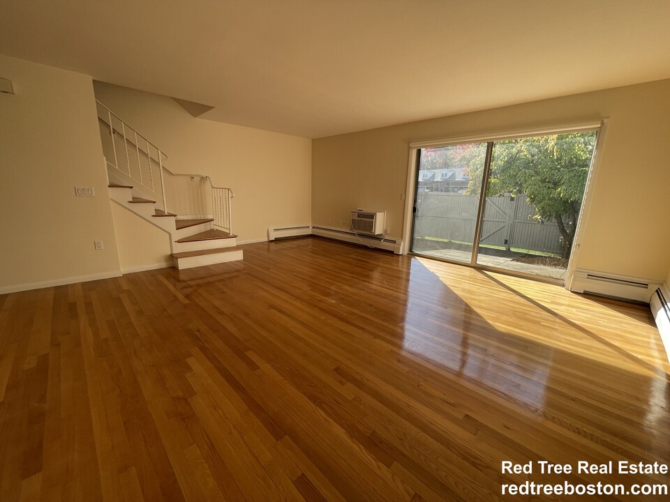 1019 W Roxbury Pky, Unit 2 in Chestnut Hill, MA - Building Photo