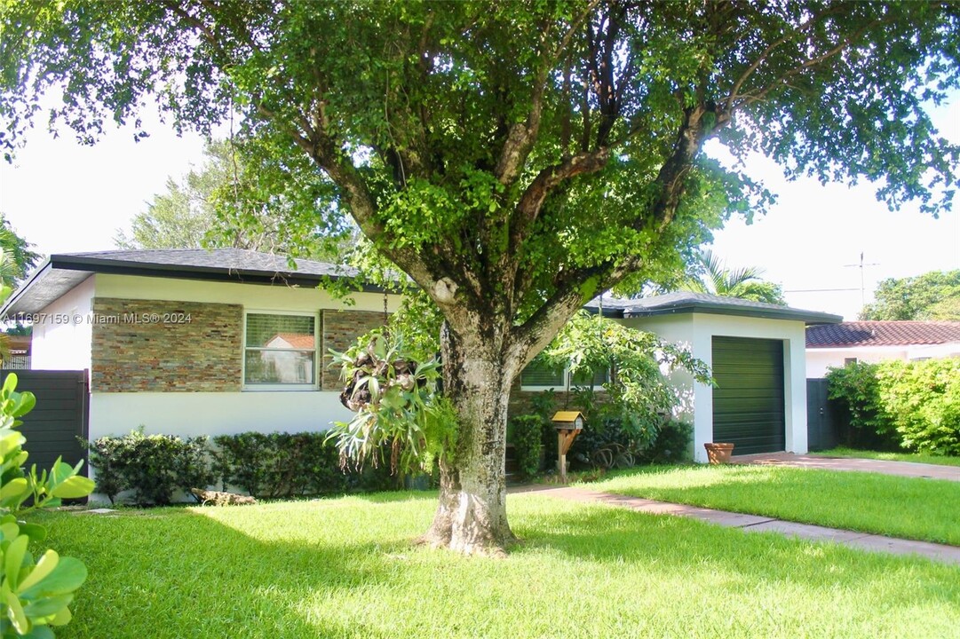 5810 SW 10th St in West Miami, FL - Foto de edificio