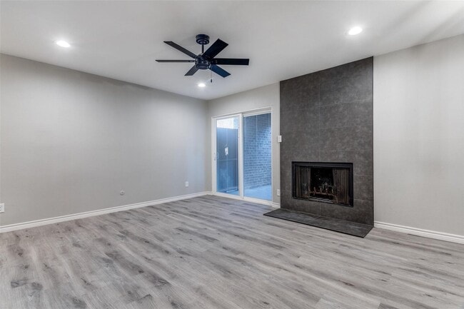 5142 Amesbury Dr in Dallas, TX - Foto de edificio - Building Photo
