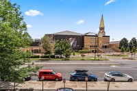 2225 Buchtel Blvd, Unit 204 in Denver, CO - Foto de edificio - Building Photo