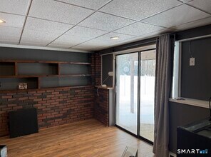 143 Maple Ave in Bristol, CT - Foto de edificio - Building Photo