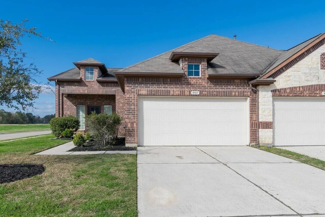 9707 Tura Dr in Houston, TX - Building Photo